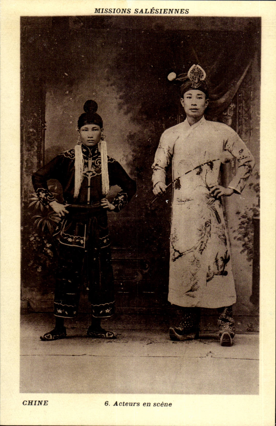 CPA Missions salesiennes Chine China Acteurs en scene ( folklore Costume )