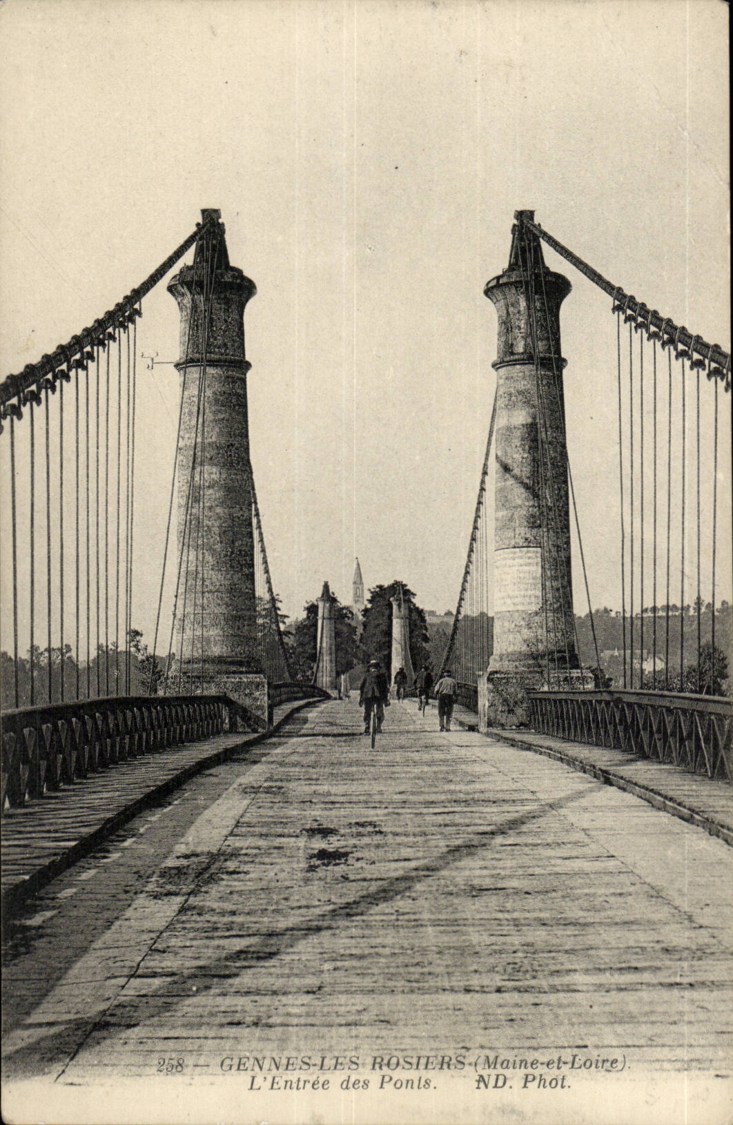 CPA Gennes les Rosiers L'entree des ponts