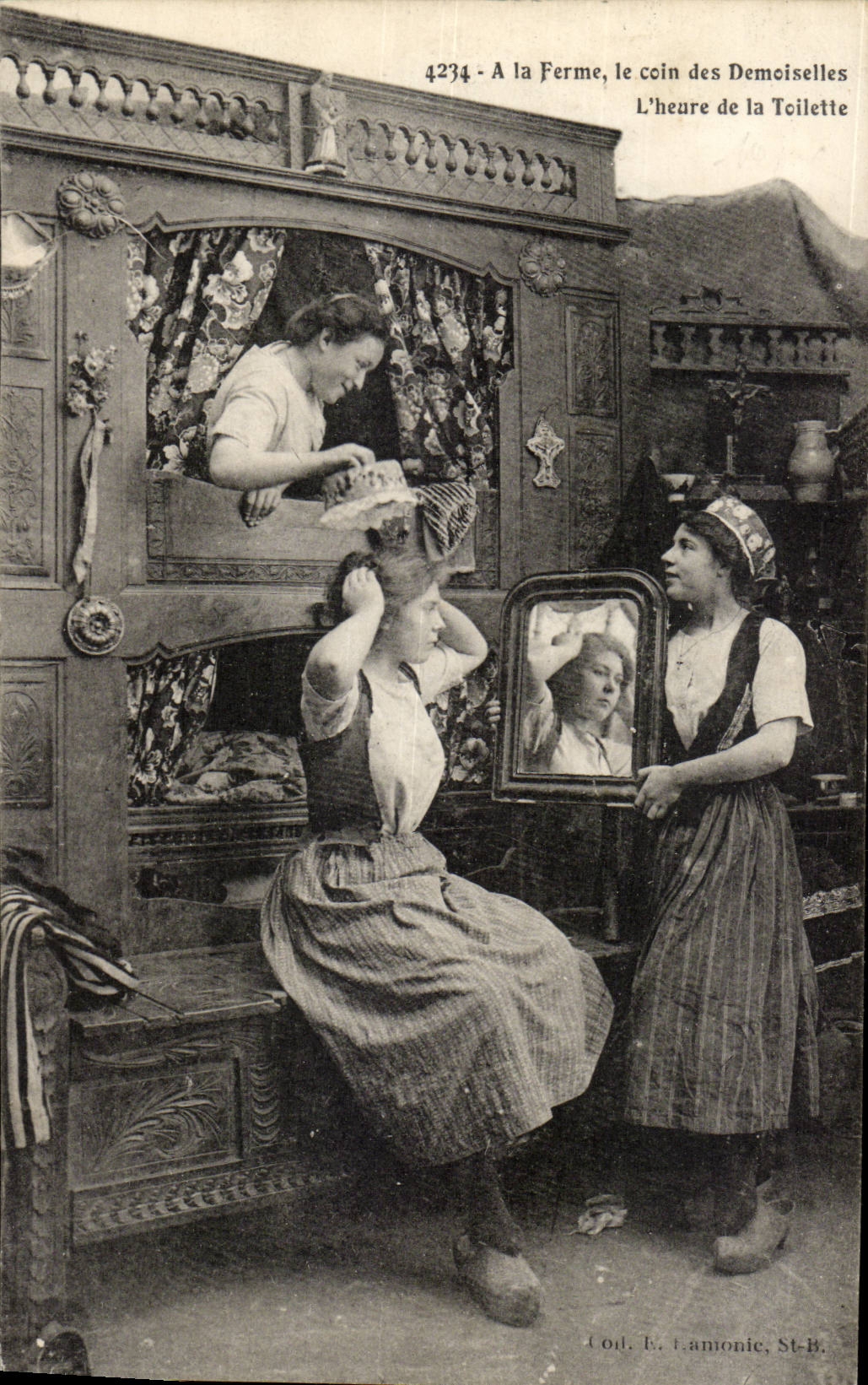 CPA A la ferme le coin des demoiselles L'heure de la toilette ( folklore costume )