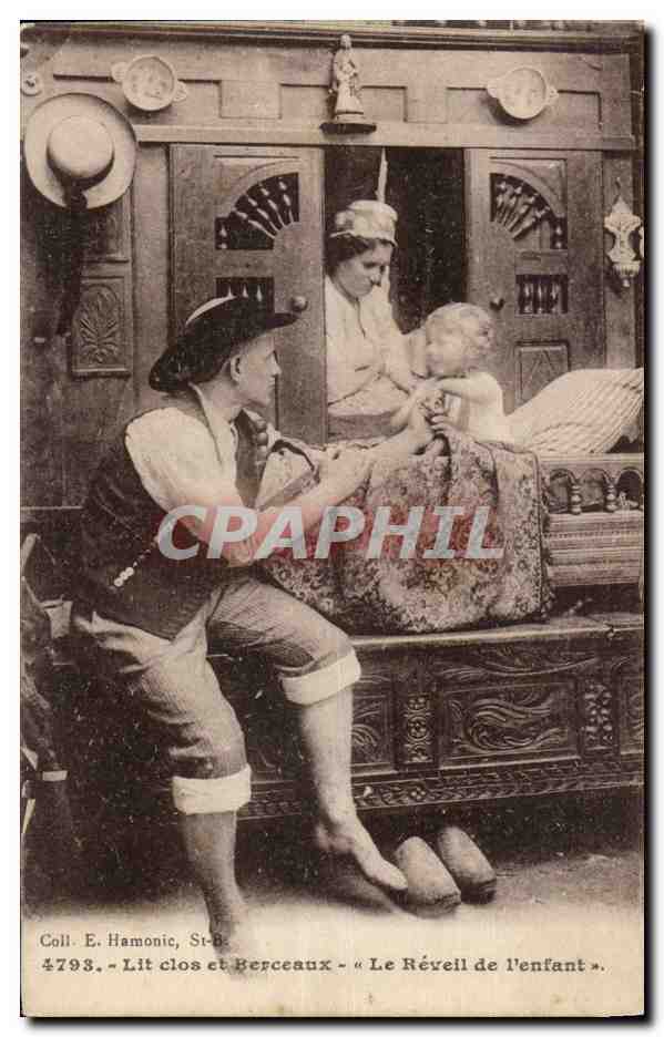 CPA Le lit clos et berceaux Le reveil de l'enfant ( folklore costume )