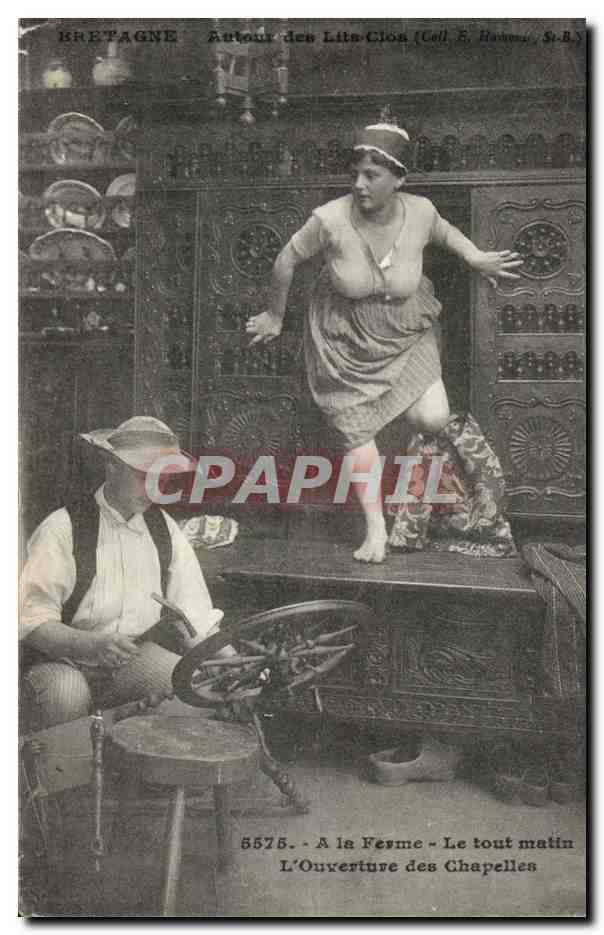 CPA A la ferme L'ouverture des chapelles Lits clos ( folklore costume )