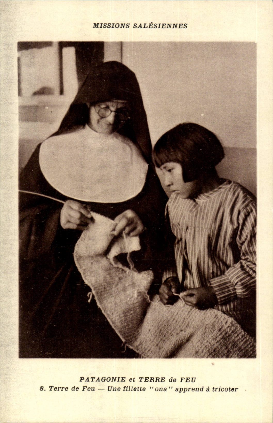 CPA Missions Salesiennes Argentine Argentina Patagonie et terre de feu Une fillette on apprend a tricoter