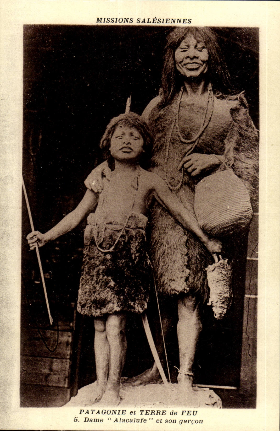 CPA Missions Salesiennes Argentine Argentina Patagonie et Terre de feu Dama Acalufe et son garcon ( folklore )