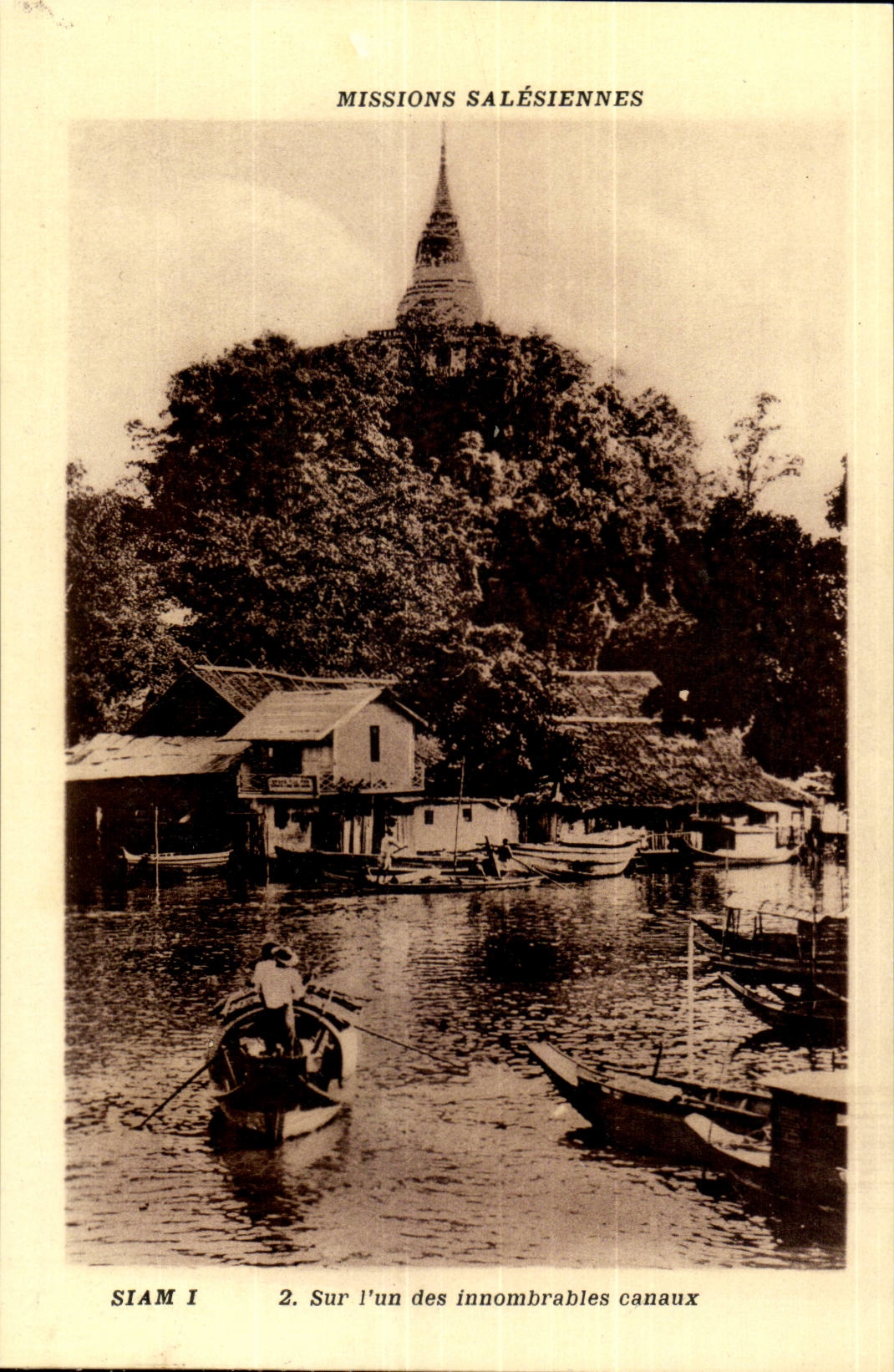 CPA Missions salesiennes Siam Sur l'un des innombrables canaux (india Inde Thailande Thailand crocodile)