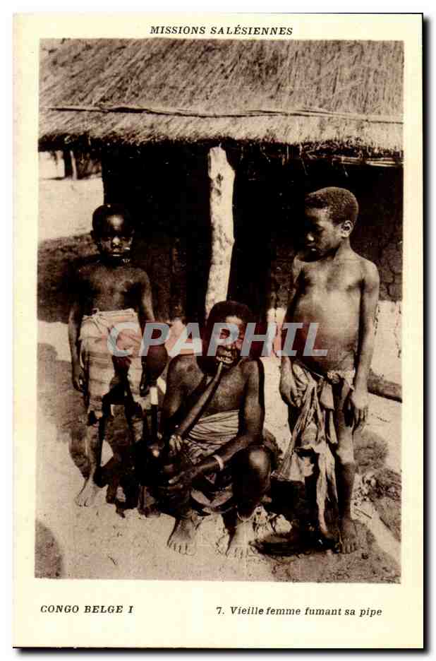 CPA Missions salesiennes Congo belge Vieille femme fumant sa pipe