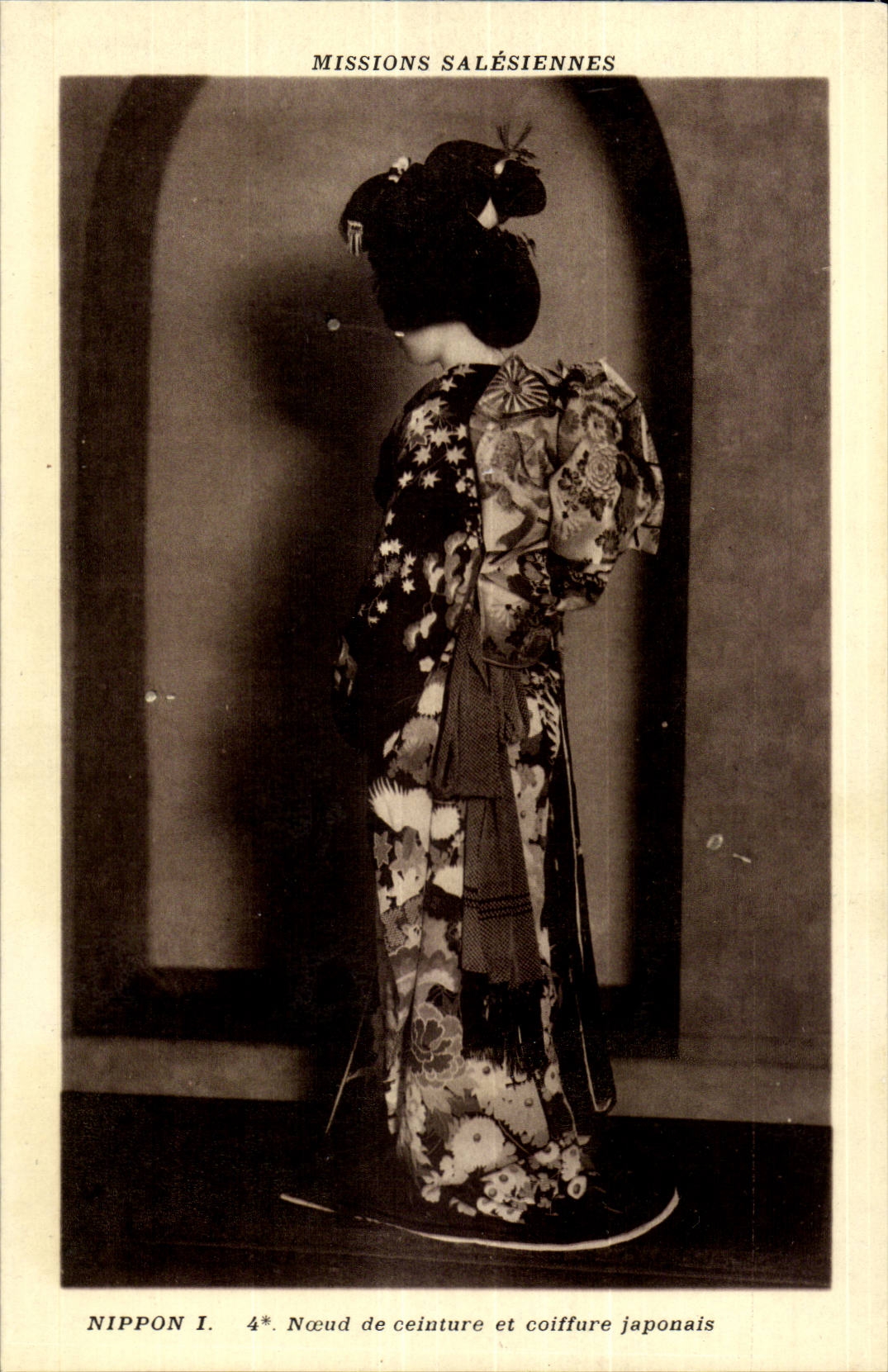 Nippon I — Nœud de ceinture et coiffure japonais — Missions Salésiennes