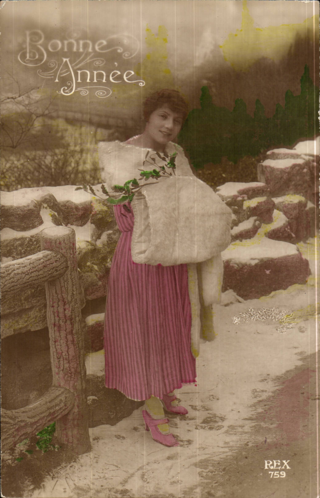 Femme en robe rose tenant un bouquet — REX 759