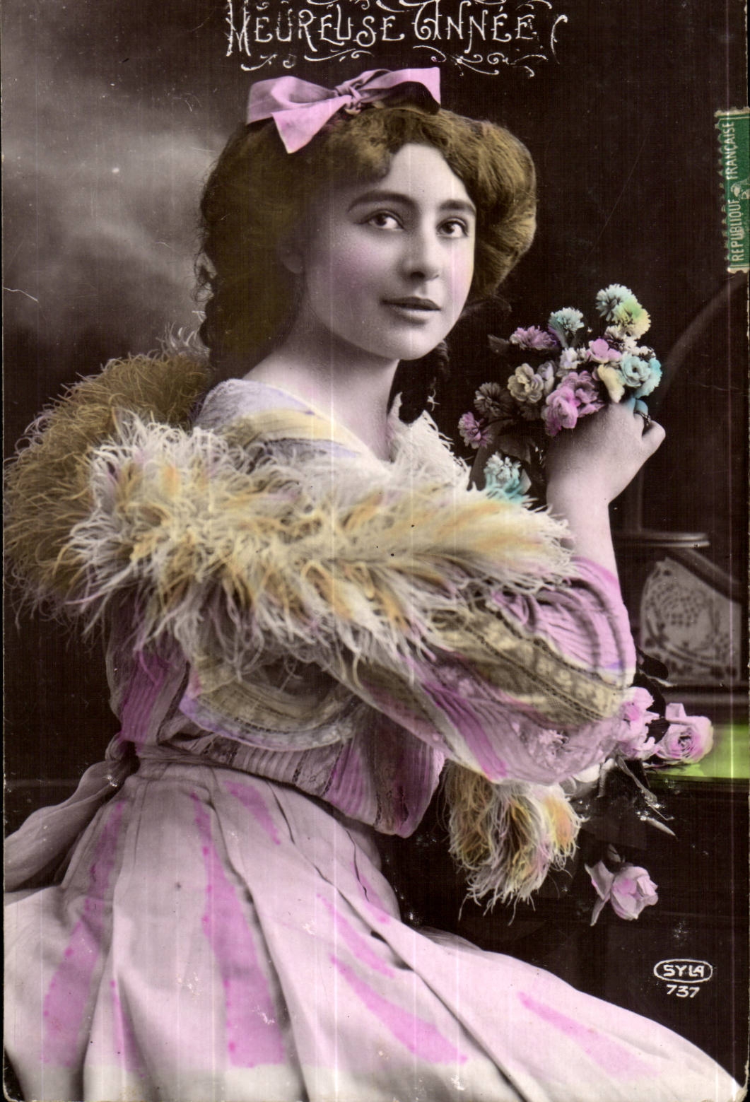 Jeune femme en robe rose et col de plumes — 'Méureuse Année' — Sylia 737