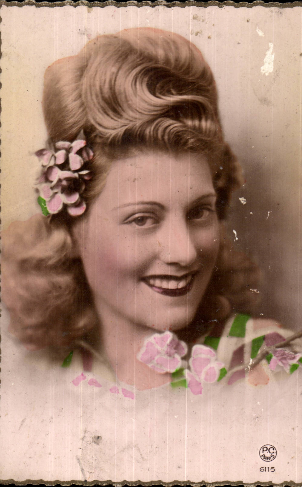 Jeune femme souriante — coiffure bouclée avec fleurs — P-C PARIS n°6115