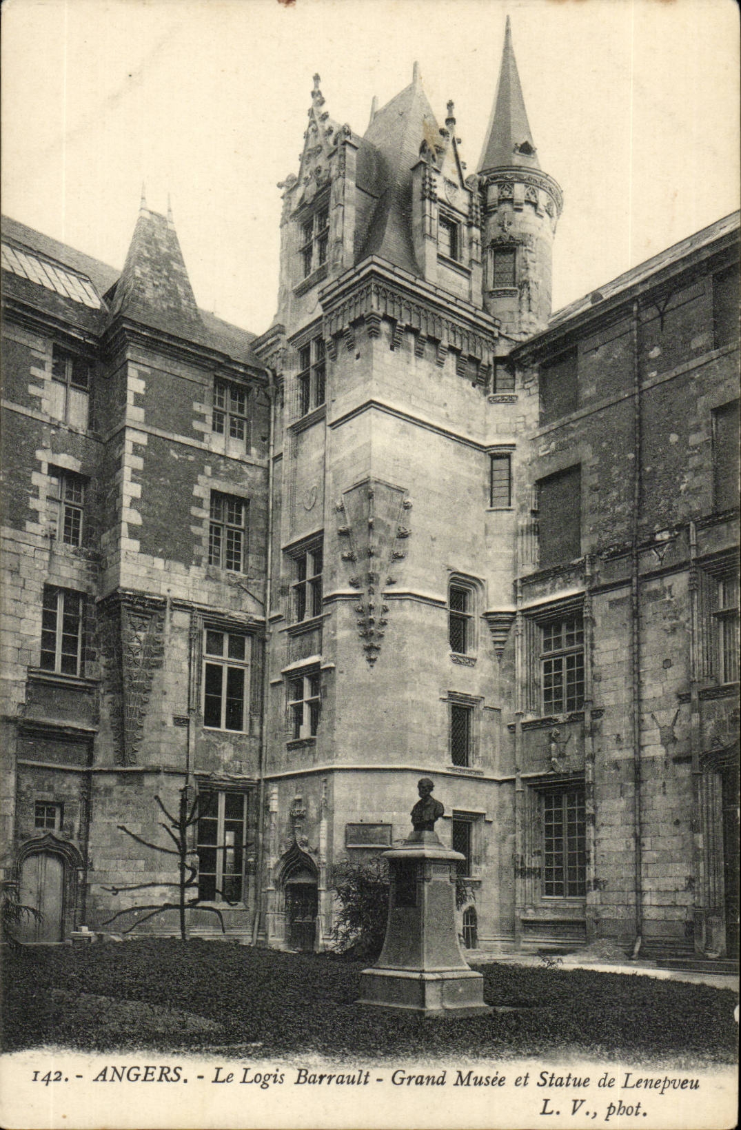 Angers CPA Le logis Barrault Grand musee et statue de Lenepveu