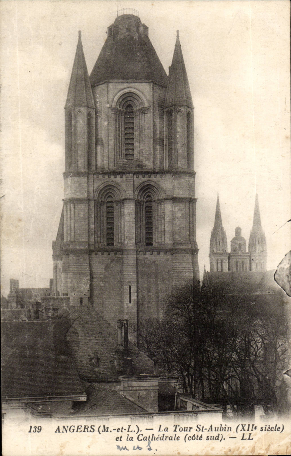 Angers CPA La tour Saint Aubin et la cathedrale (cote sud)