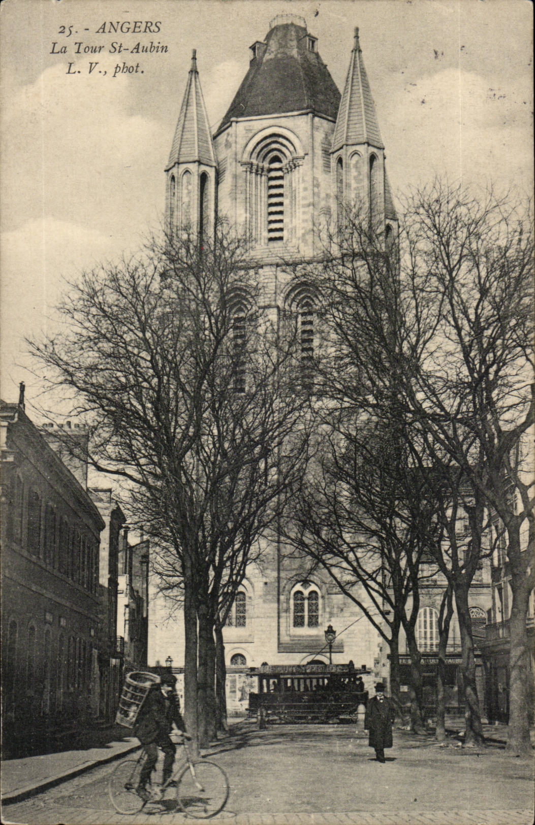 Angers CPA La tour Saint Aubin et la cathedrale (cote sud) cycliste velo