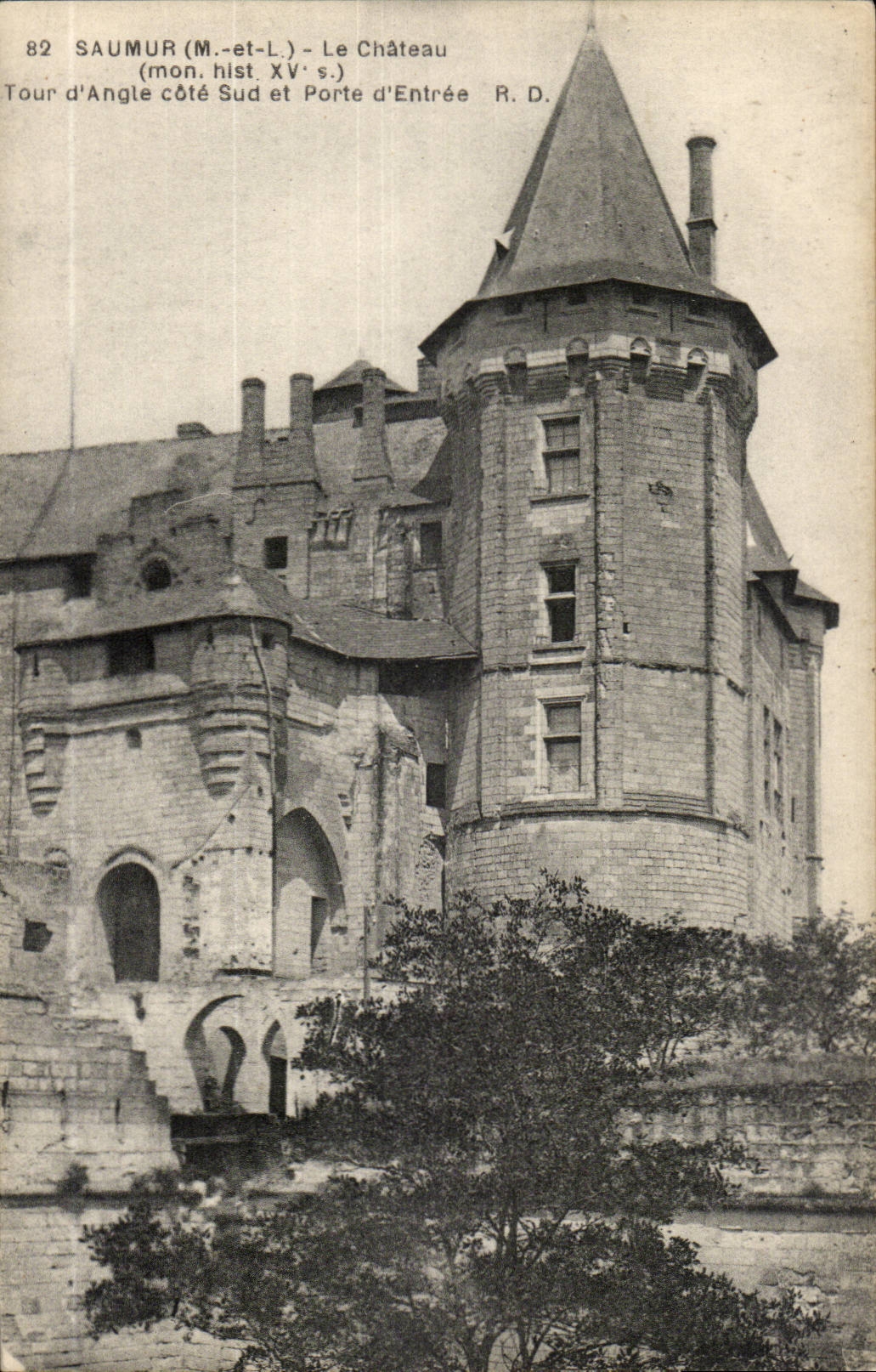 Saumur CPA Le chateau Tour d'angle cote sud et porte d'entree