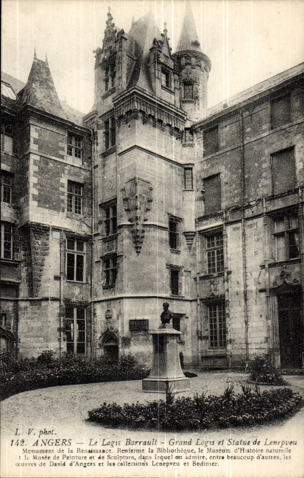 Angers CPA Le logis Barrault Grand logis et statue de Lenepeveu