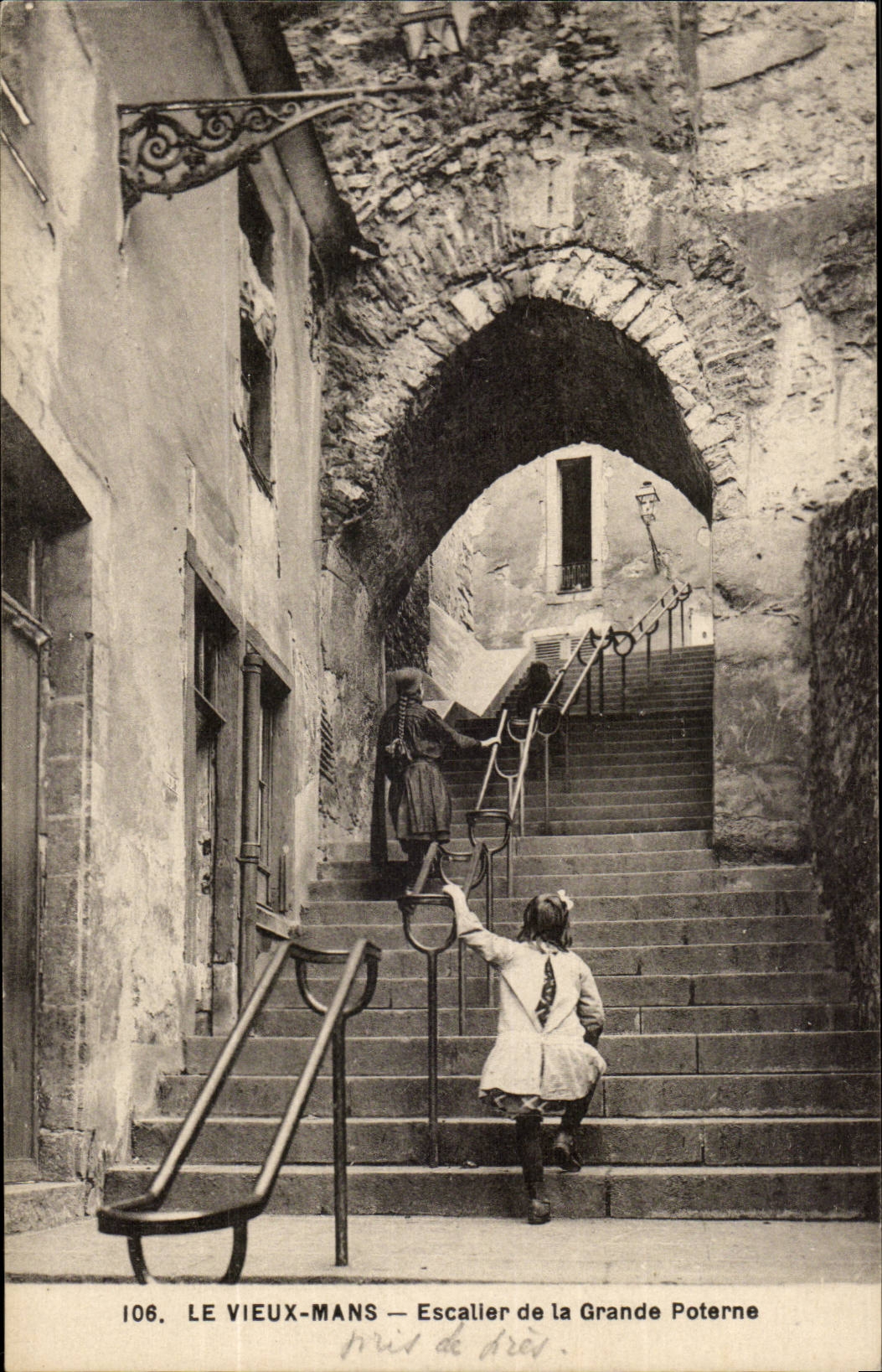 le Vieux Mans CPA Escalier de la grande poterne (enfants)