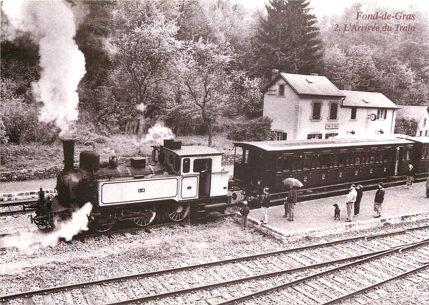 CPM Fond de Gras L'Arrivee du Train 