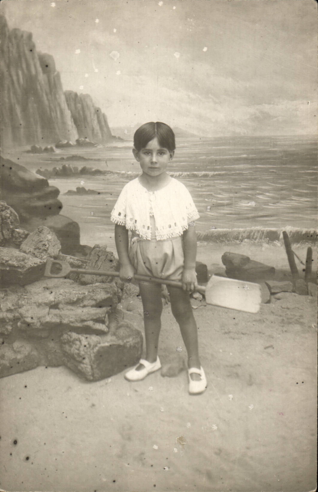 Enfant sur plage — décor peint de falaises — éditeur inconnu
