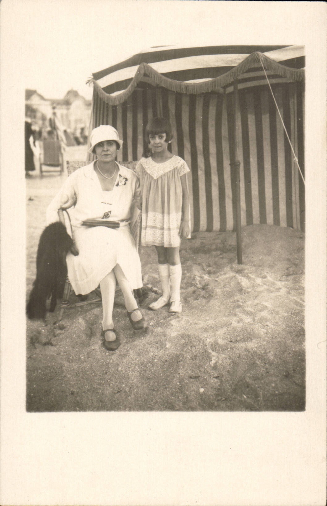 Carte Photo CPA Femme Enfant bebe plage annees folles