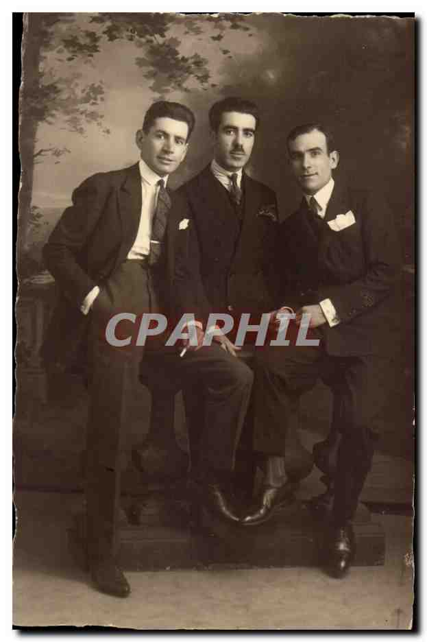 Trois hommes en costume — studio photographique — CPAPHIL