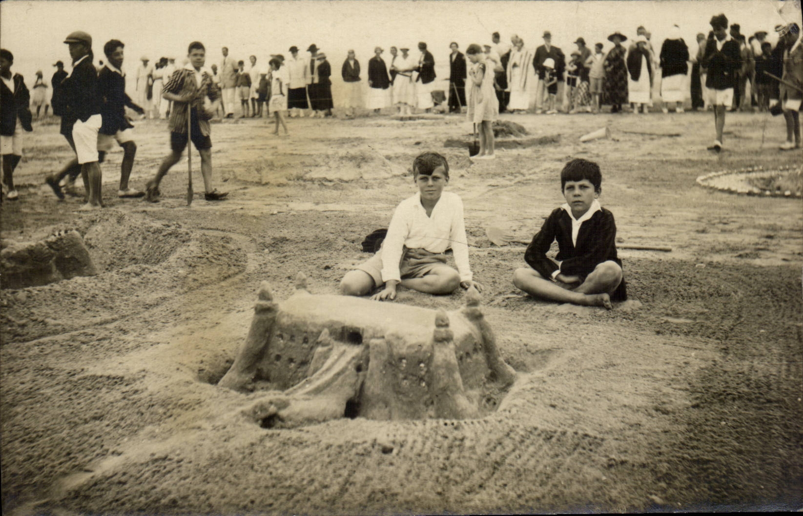 Carte Photo CPA plage Enfants Chateau de sable