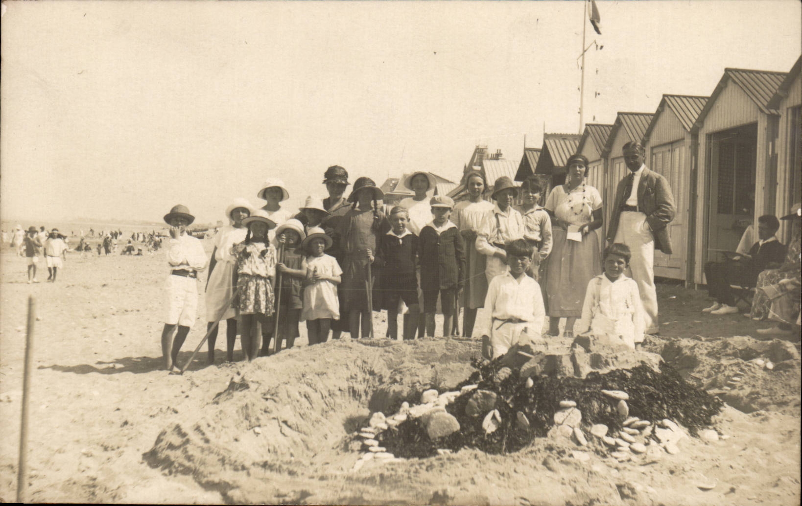 Carte Photo CPA plage Enfants Chateau de sable