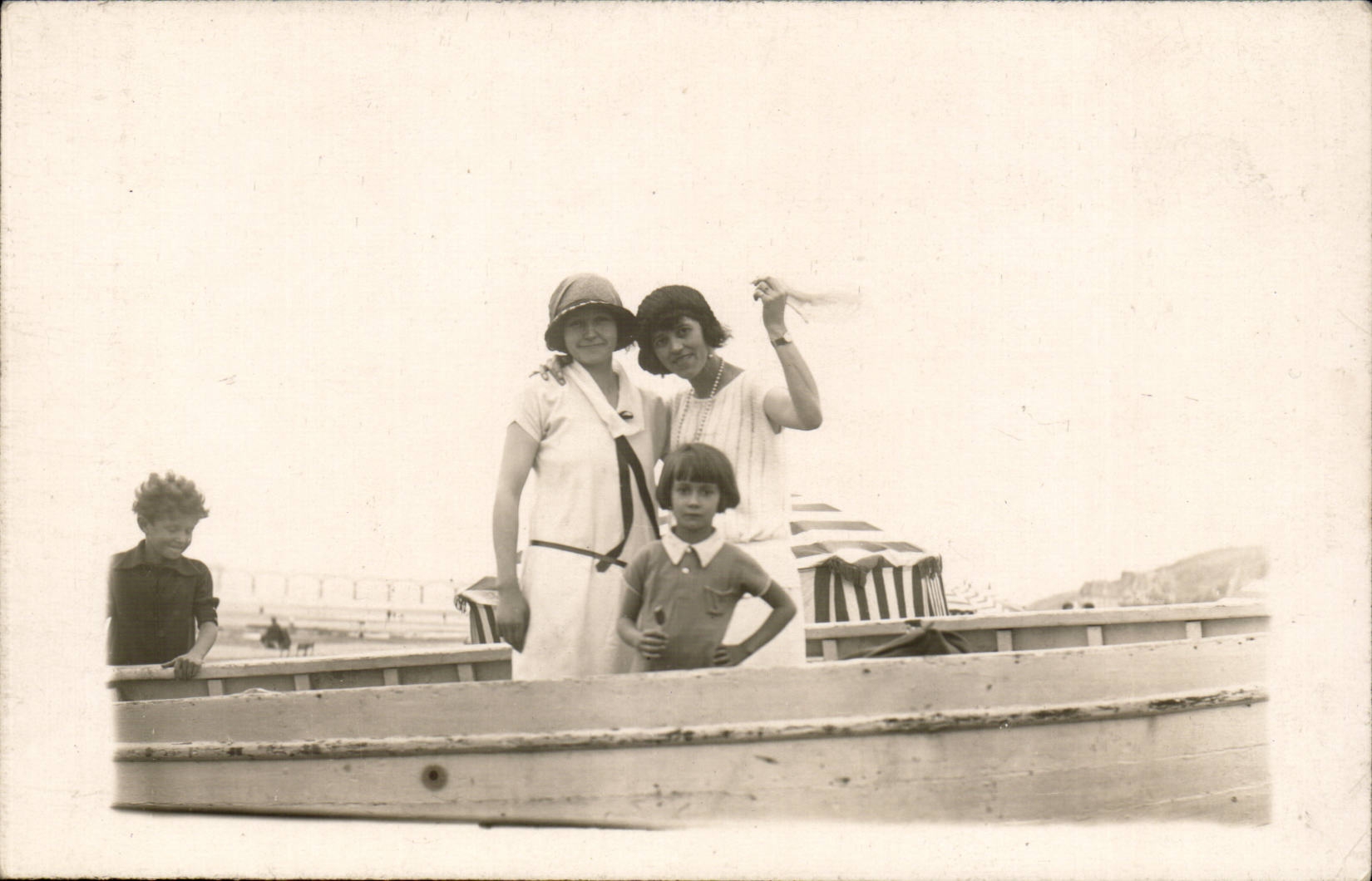 Carte Photo CPA plage Femme enfant Annees folles Bateau