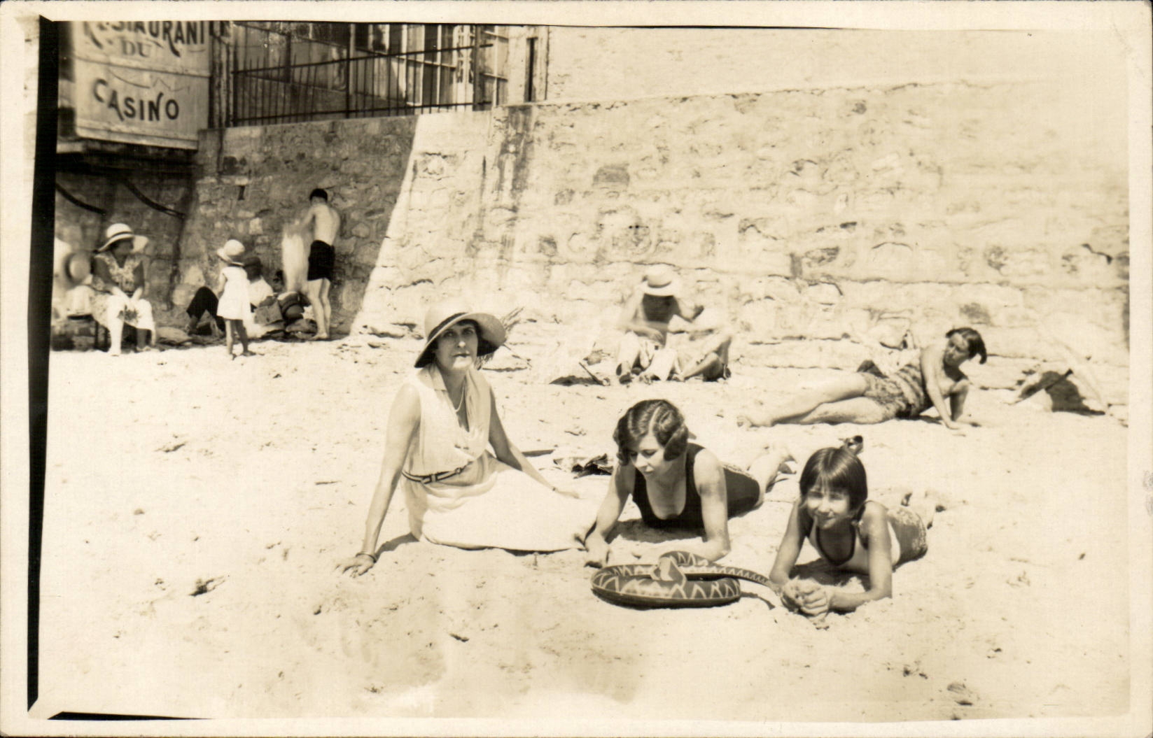 Carte Photo CPA plage Femme enfant 