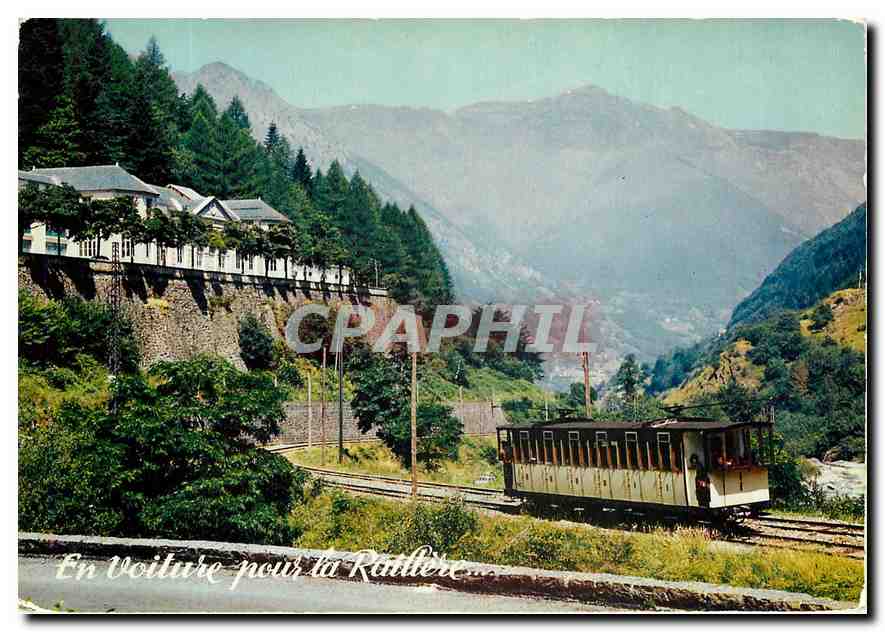 CPM Les Pyrenees Cauterets Le petit train Cauterets La Railliere a son passage devant les Thermes