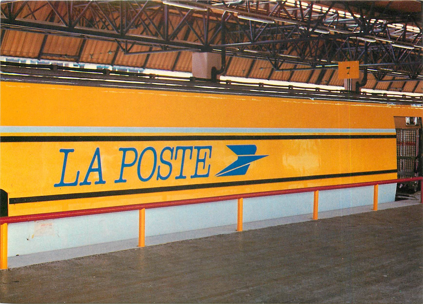 CPM TGV Postal La rame TGV Postal a quai a Lyon Montrochet