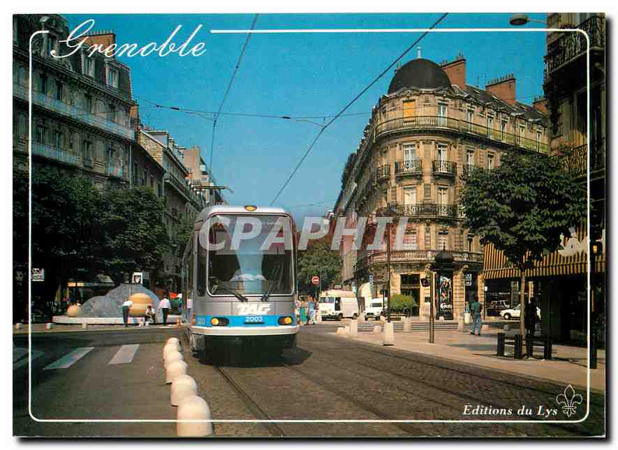 CPM Grenoble Le tramway et la fontaine de l'avenue Alsace Lorraine