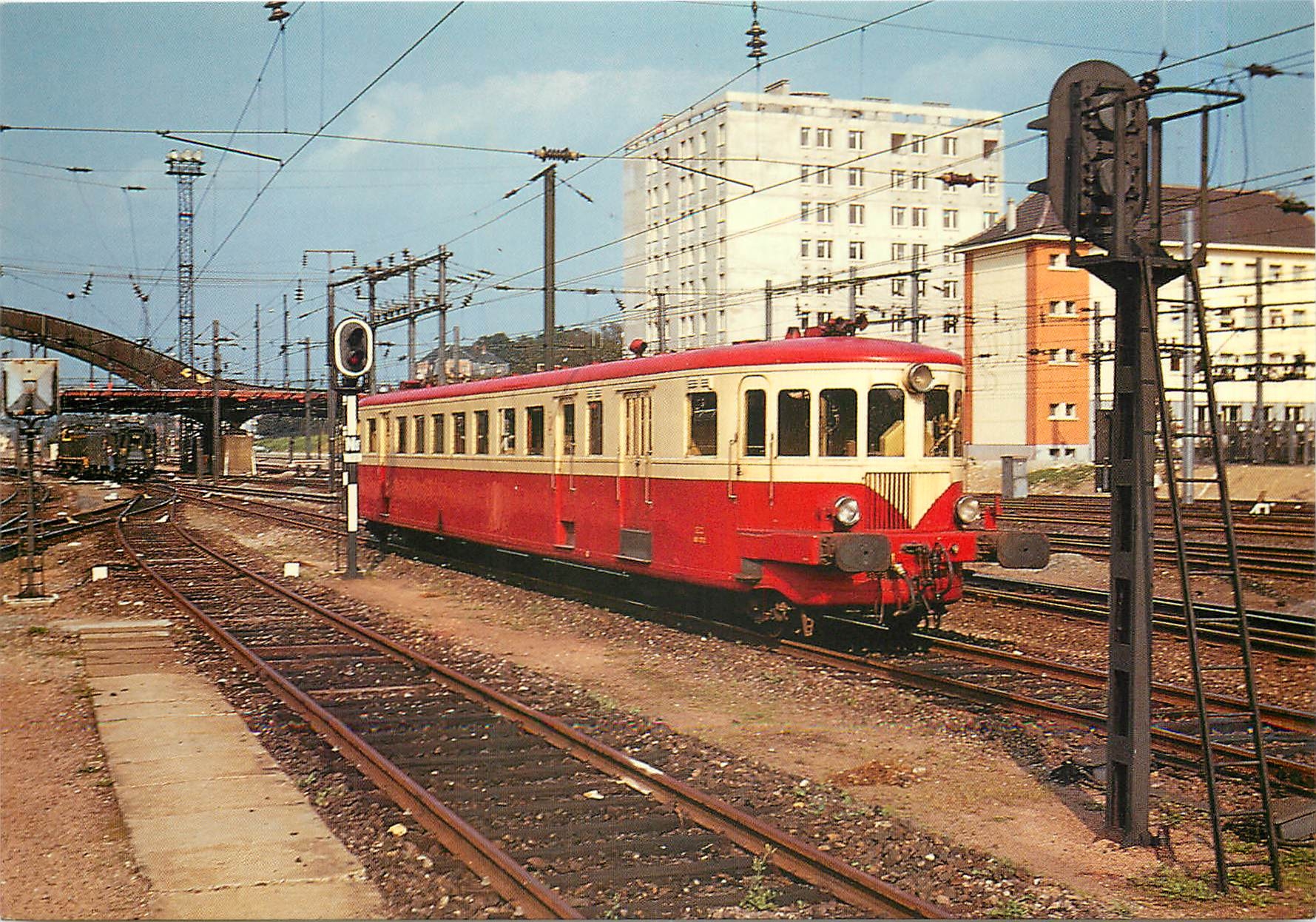 CPM Un autorail de Dietrich X 42100 dans l'avant gare de Mulhouse Ville 