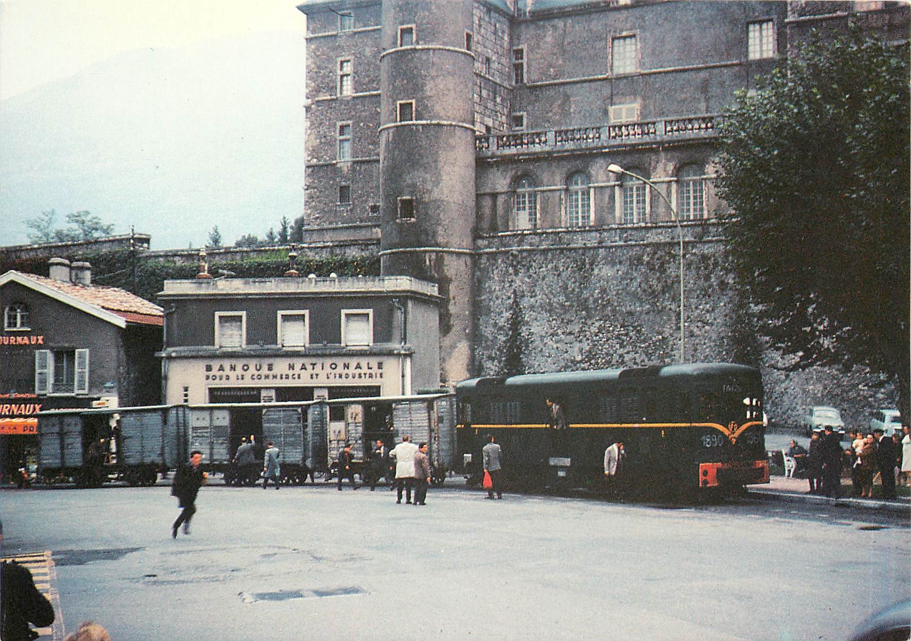 CPM Devant le château de Vizille train special d'amateurs de Vizille a Livet
