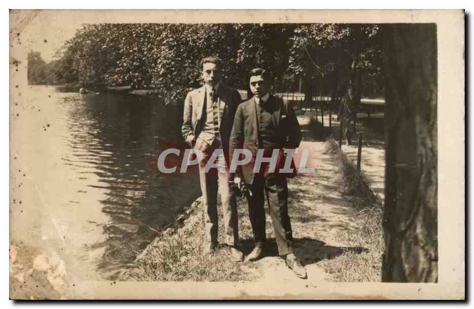 Deux hommes près d'un lac — Paris, France — Carte postale anonyme