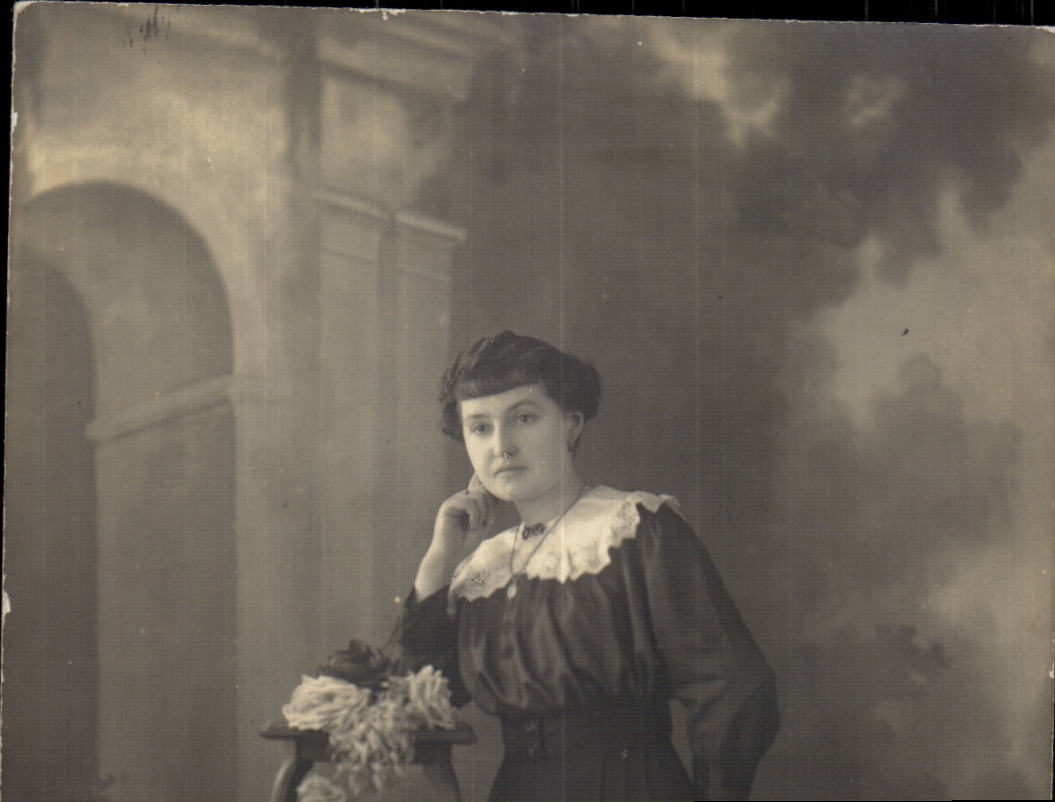 CPA Carte photo Femme Costume