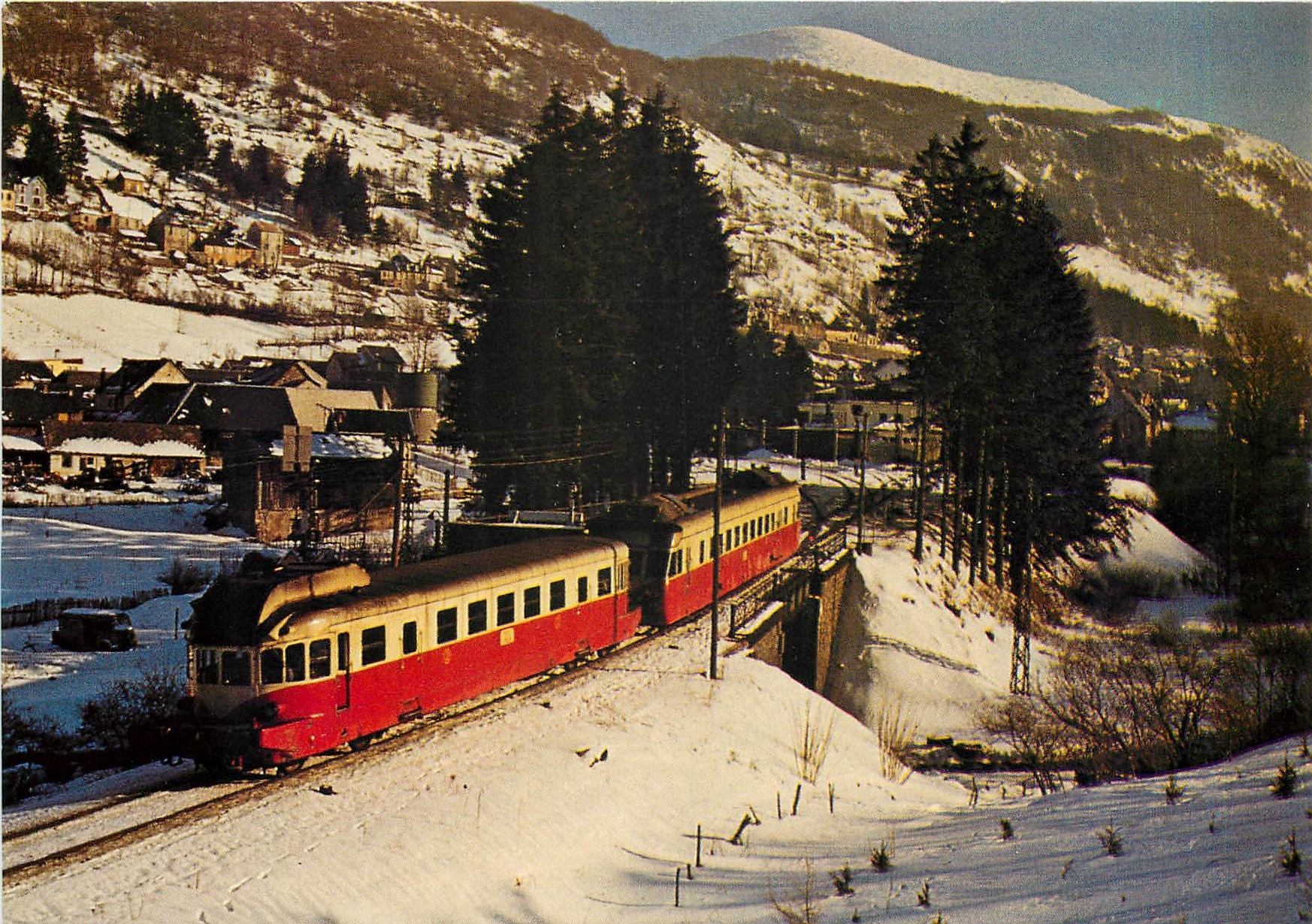 CPM Laqueuille Le Mont Dore Jumelage d'autorail VH et ADX au Mont Dore