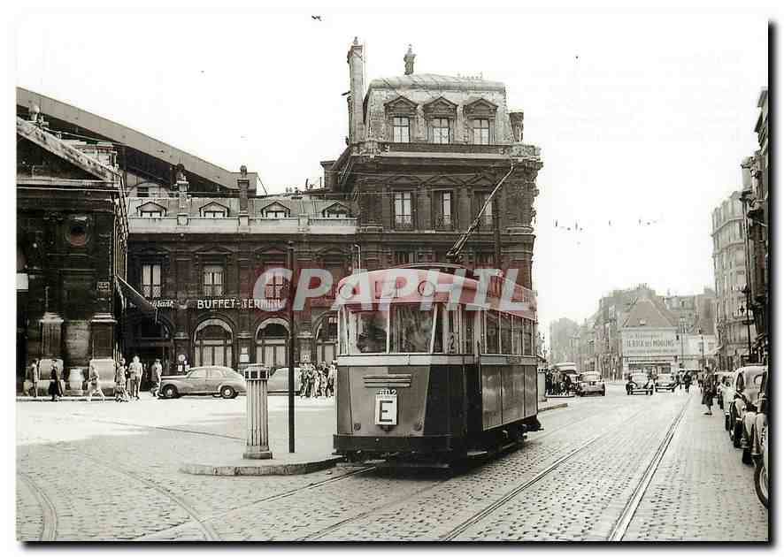 CPM Lille Nord le Tramway devant la Gare SNCF de Lille 