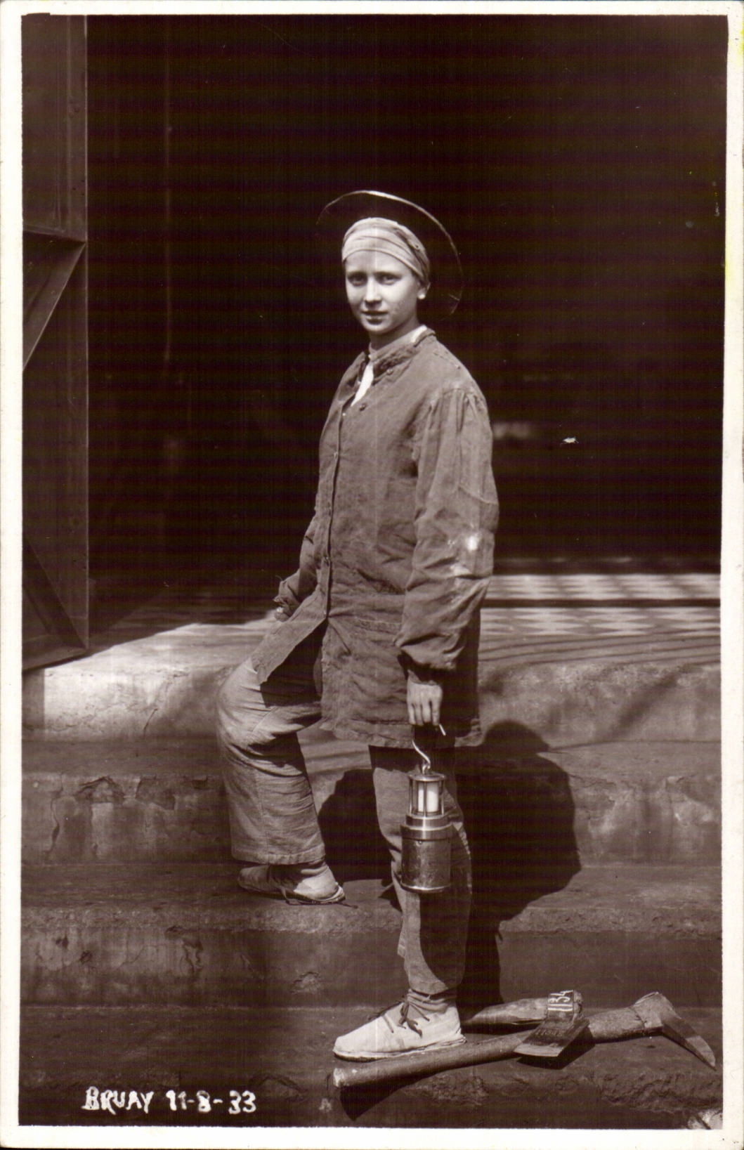 CPA Carte photo BRuAy 11 8 33 Mineur (femme)