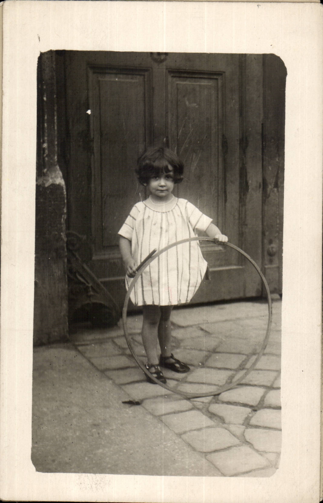 CPA Carte photo Enfant au cerceau