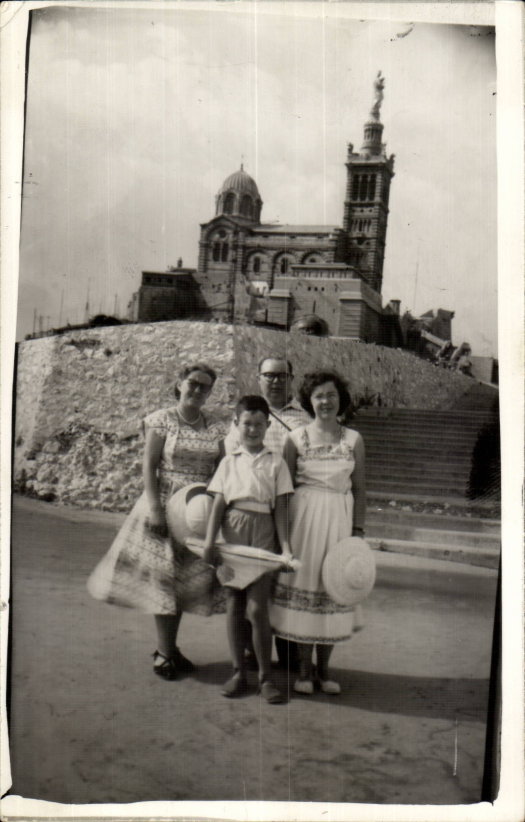 Famille devant la basilique Notre-Dame de la Garde — Marseille — Carte postale CPAPHIL n°2
