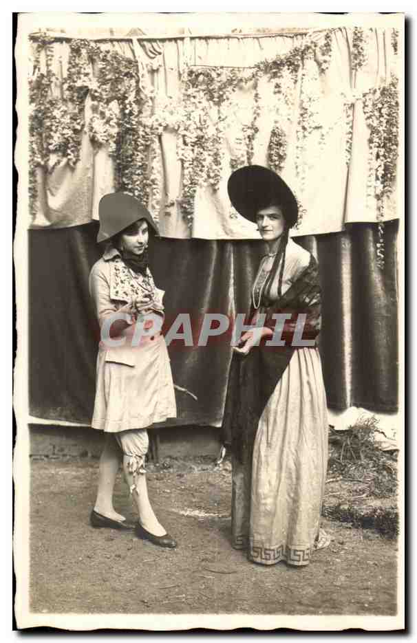 Deux femmes en costumes — Revue du costume 1929 — CPAPHIL