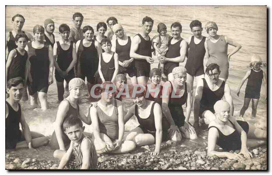 CPA CArte Photo Scene de plage (baigneuses et baigneurs)