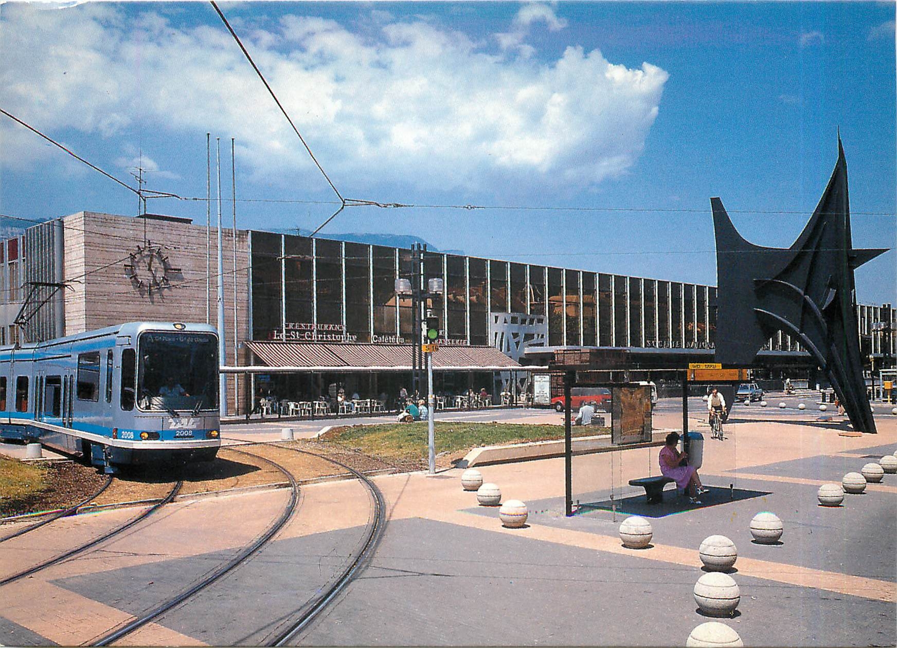 CPM Grenoble Le tramway a la gare SNCF