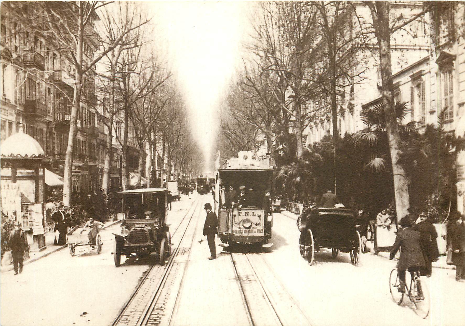 CPM Nice au temps passe Les moyens de locomotion a la ''Belle Epoque'' Av. de la Gare aujourd'hui Av
