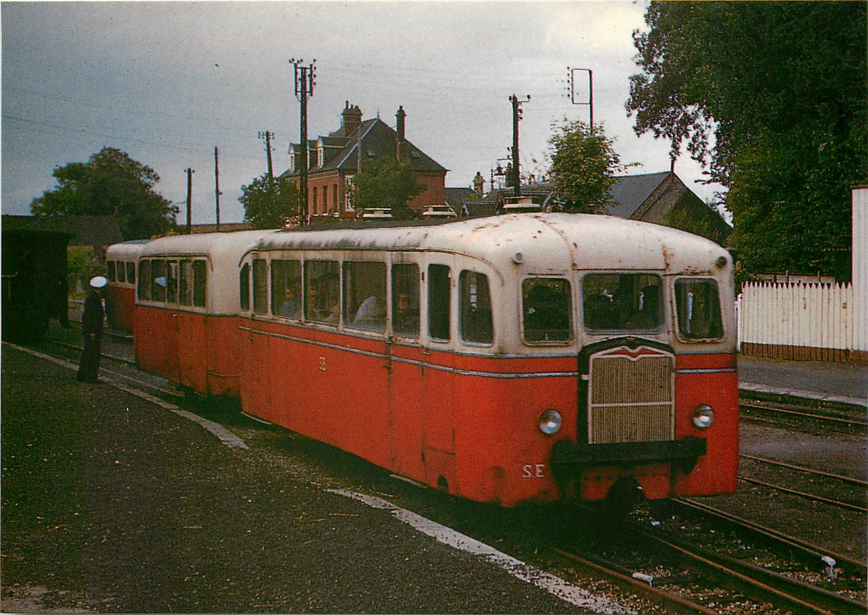 CPM CP 110- Un autorail De Dion plus remorque type NJ en gare de Noyelles pour le Crotoy. Aout 1958