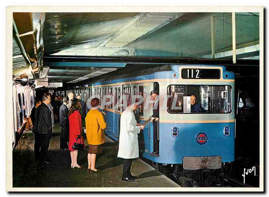 CPM Paris Le Metro Rame sur pneumatiques en station