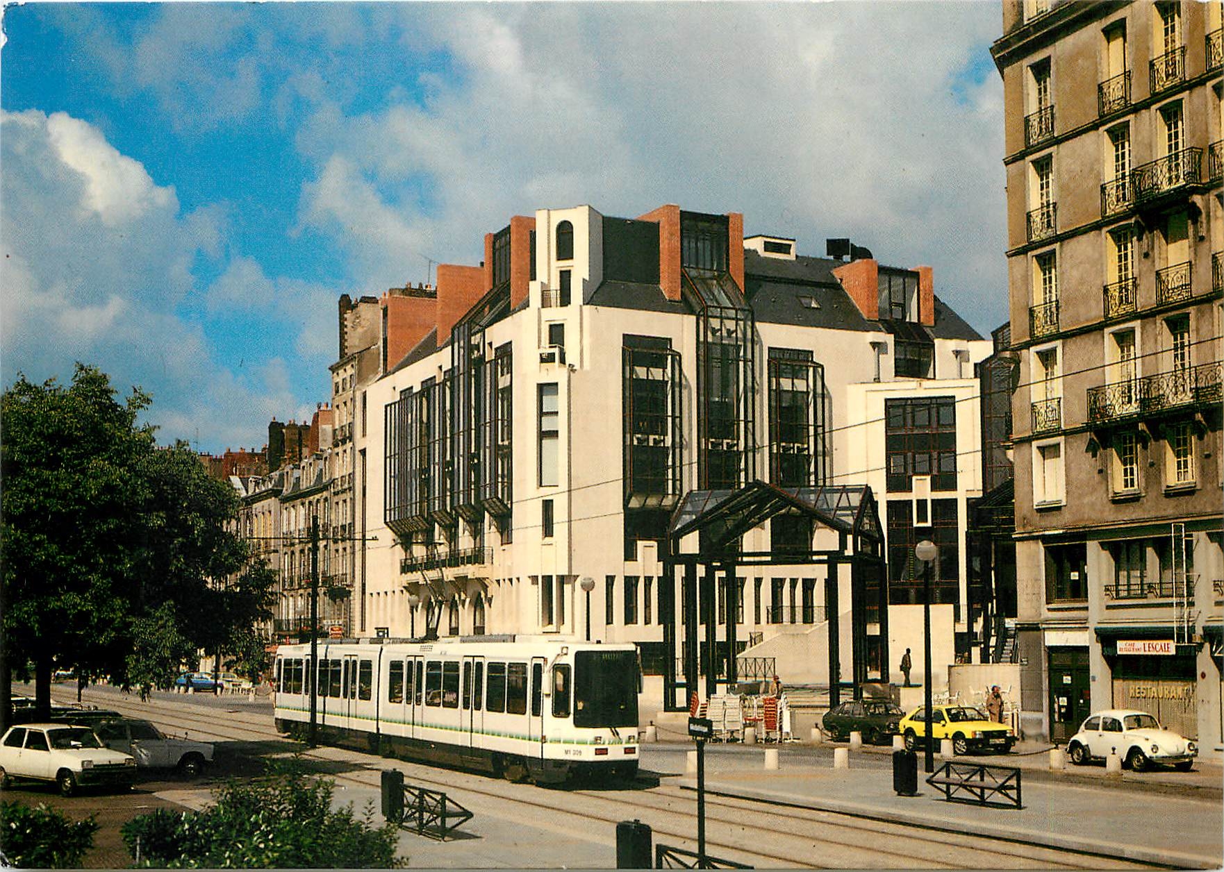 CPM Nantes Quai de la Fosse le nouveau tramway devant la Mediatheque