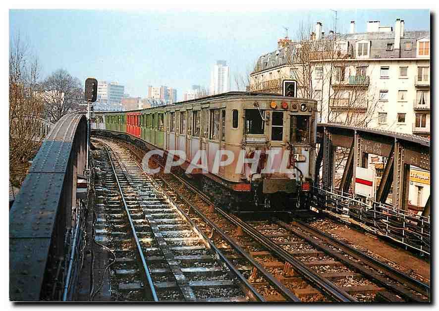 CPM Paris Le metro rame Sprague Thomson quittant la station Jaures
