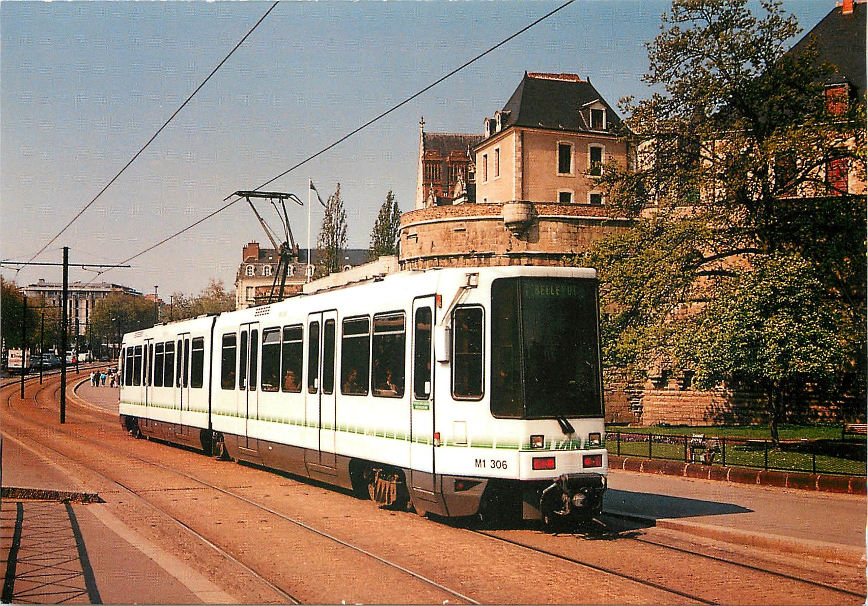 CPM Le Tramway devant le Chateau des DUCS de Bretagne le mercredi 24 avril 1991 Nantes