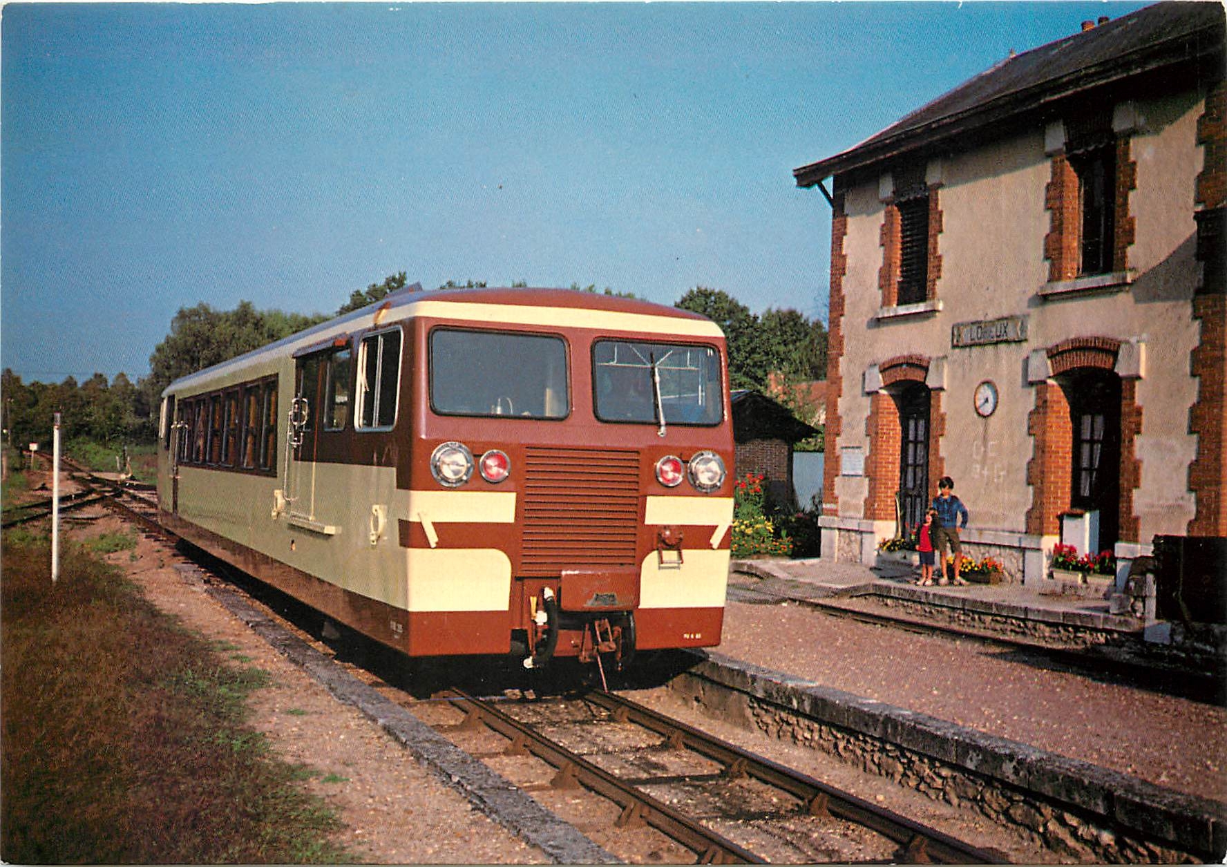 CPM Autorail Verney X213 modernise en gare de Loreux Le 19 Aout 1983