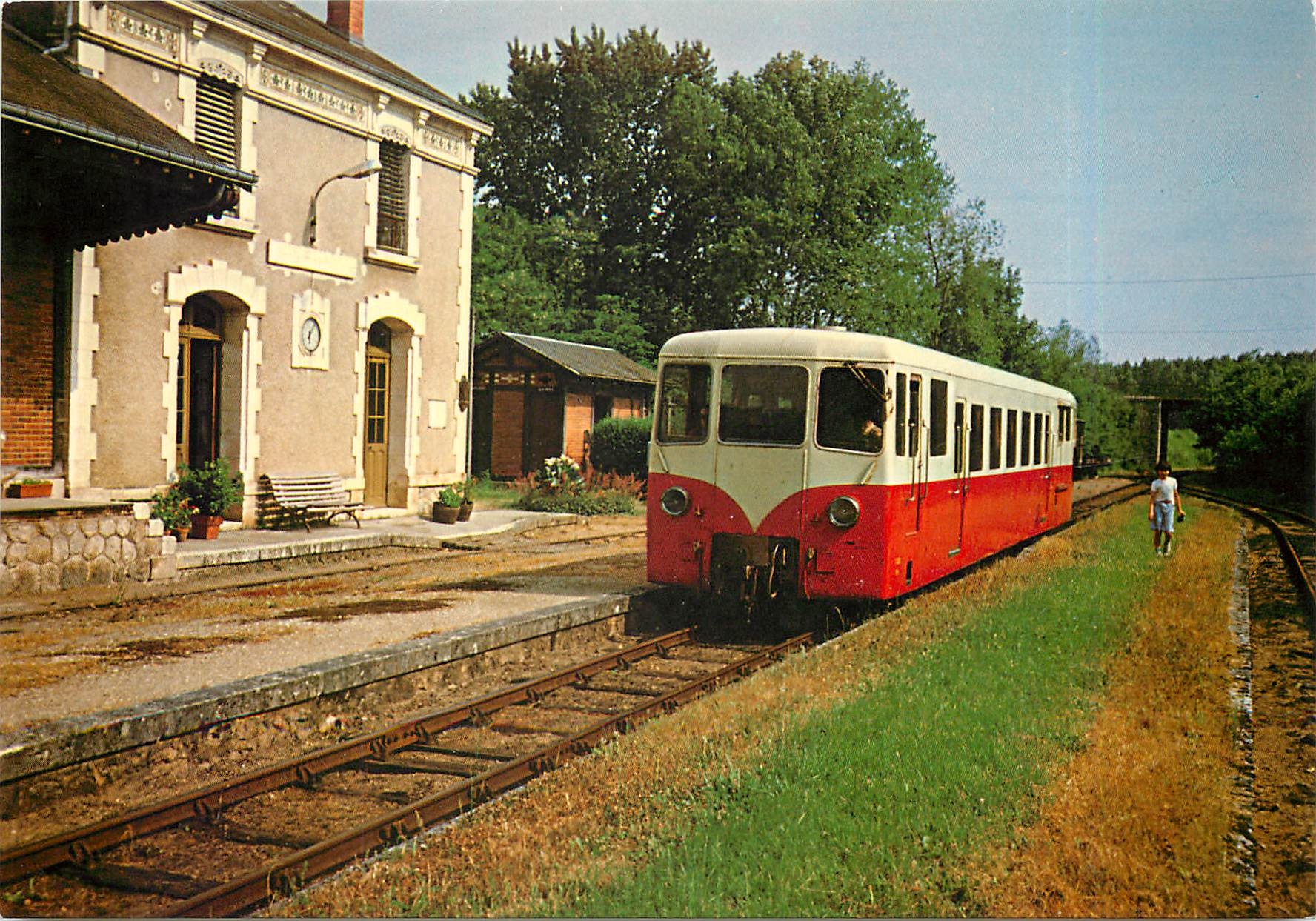 CPM Arrivee de l'Autorail Verney le 8 juin 1983 en gare de Varennes sur Fouzon